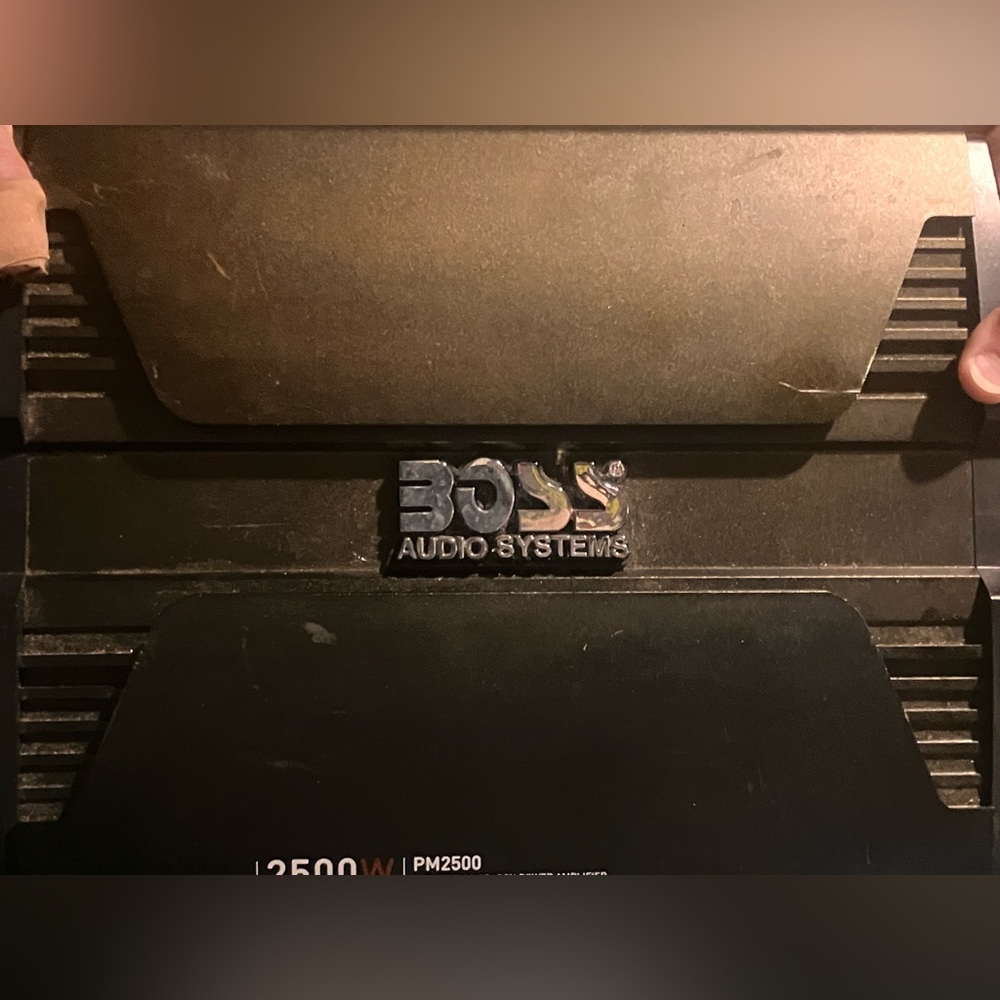 Boss 2500 watt amp